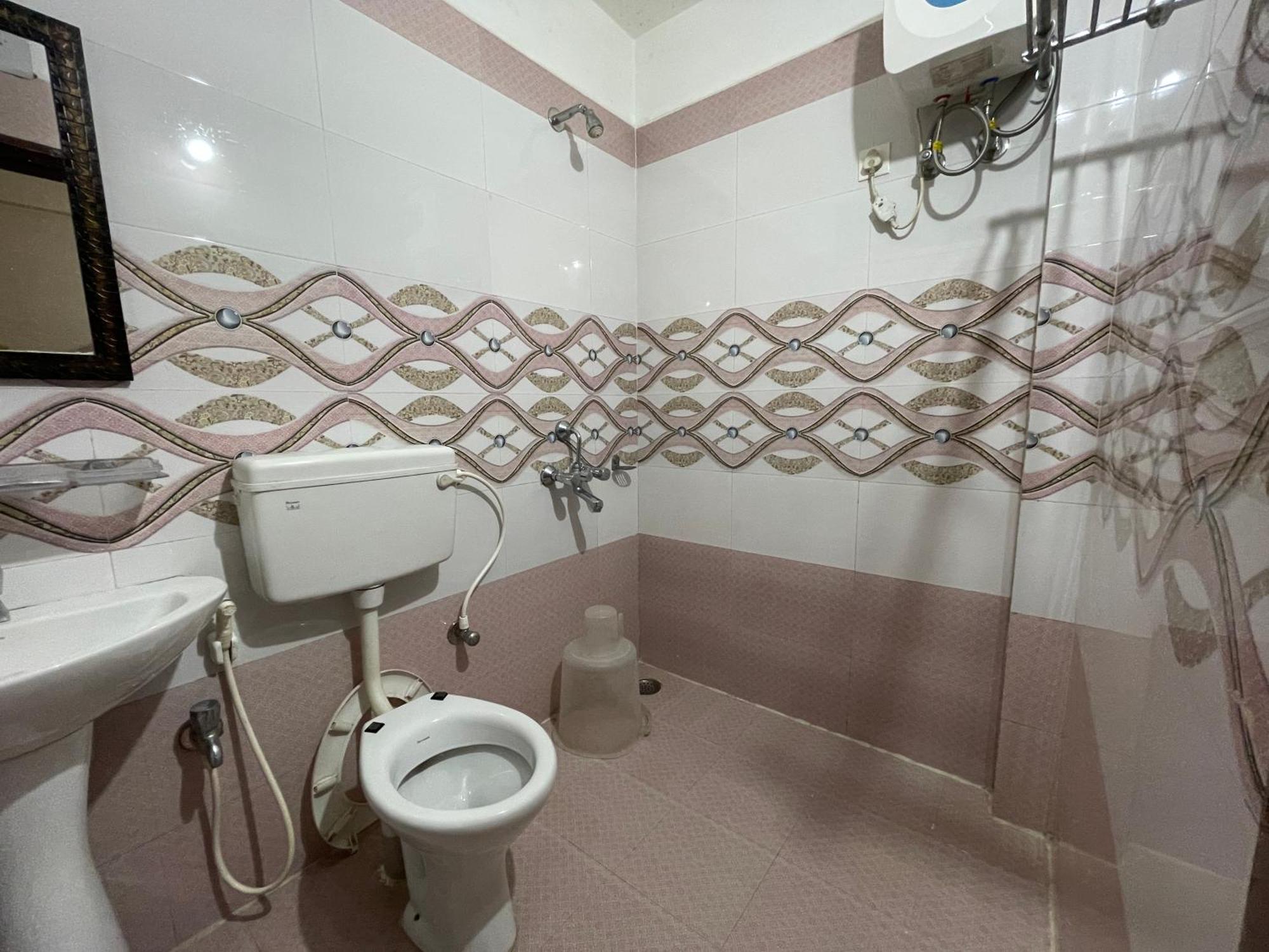 Hotel Golden Wave Puri Bagian luar foto
