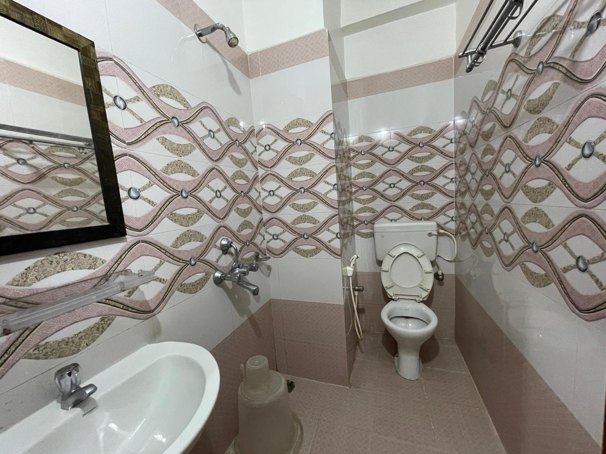 Hotel Golden Wave Puri Bagian luar foto