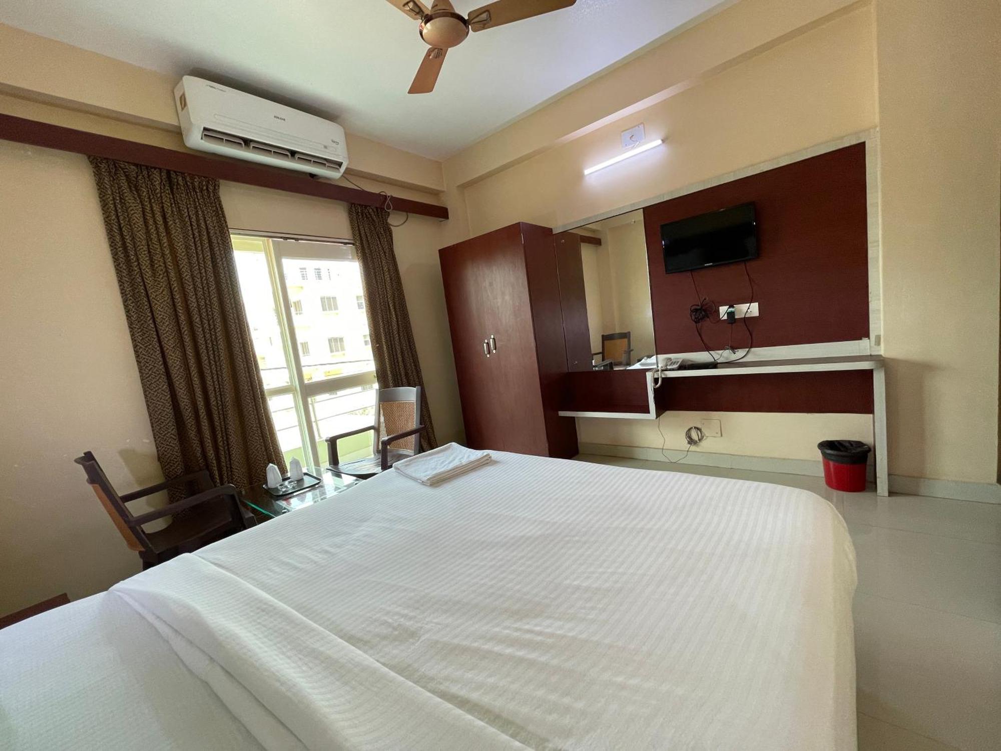Hotel Golden Wave Puri Bagian luar foto