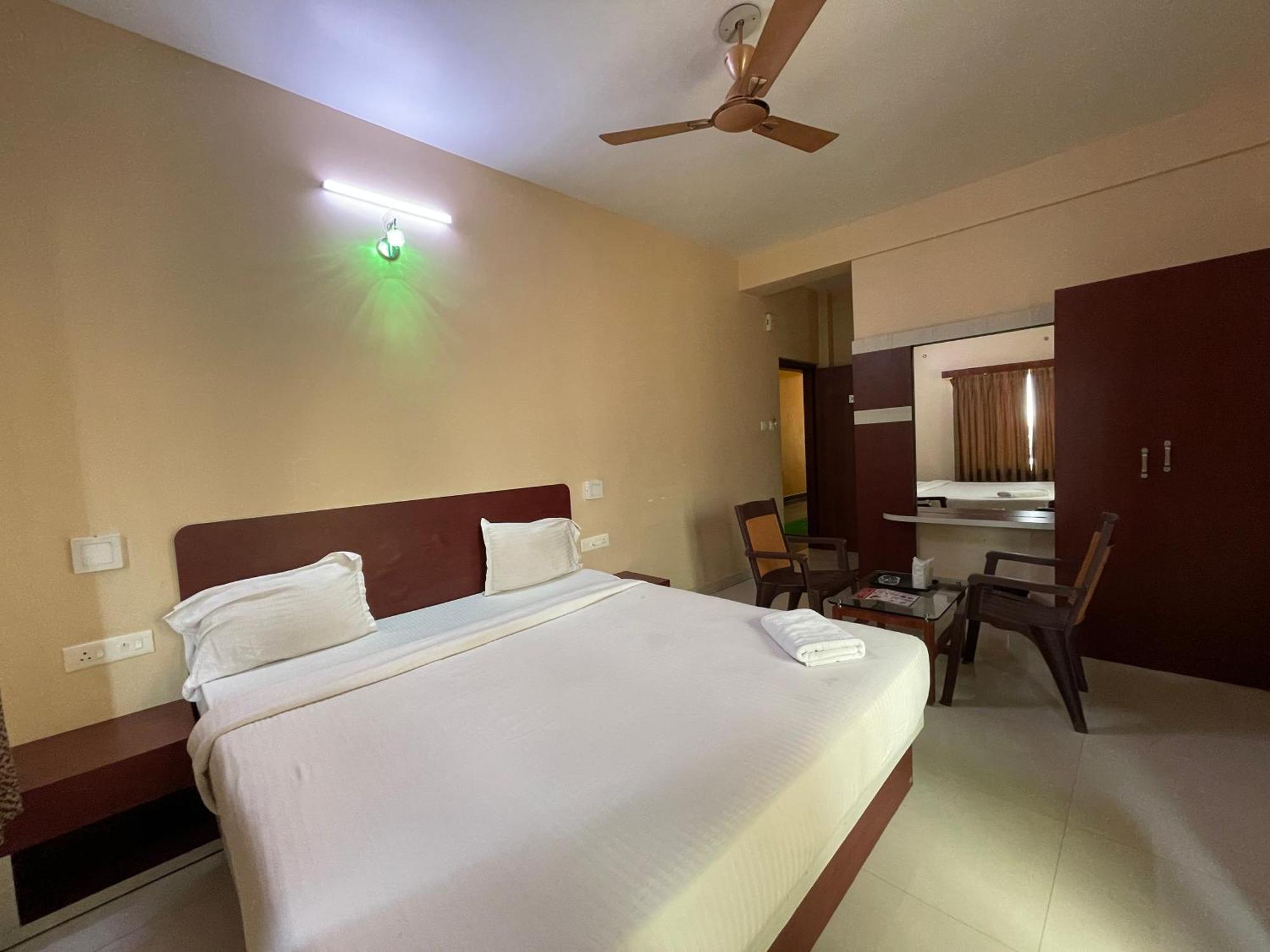 Hotel Golden Wave Puri Bagian luar foto