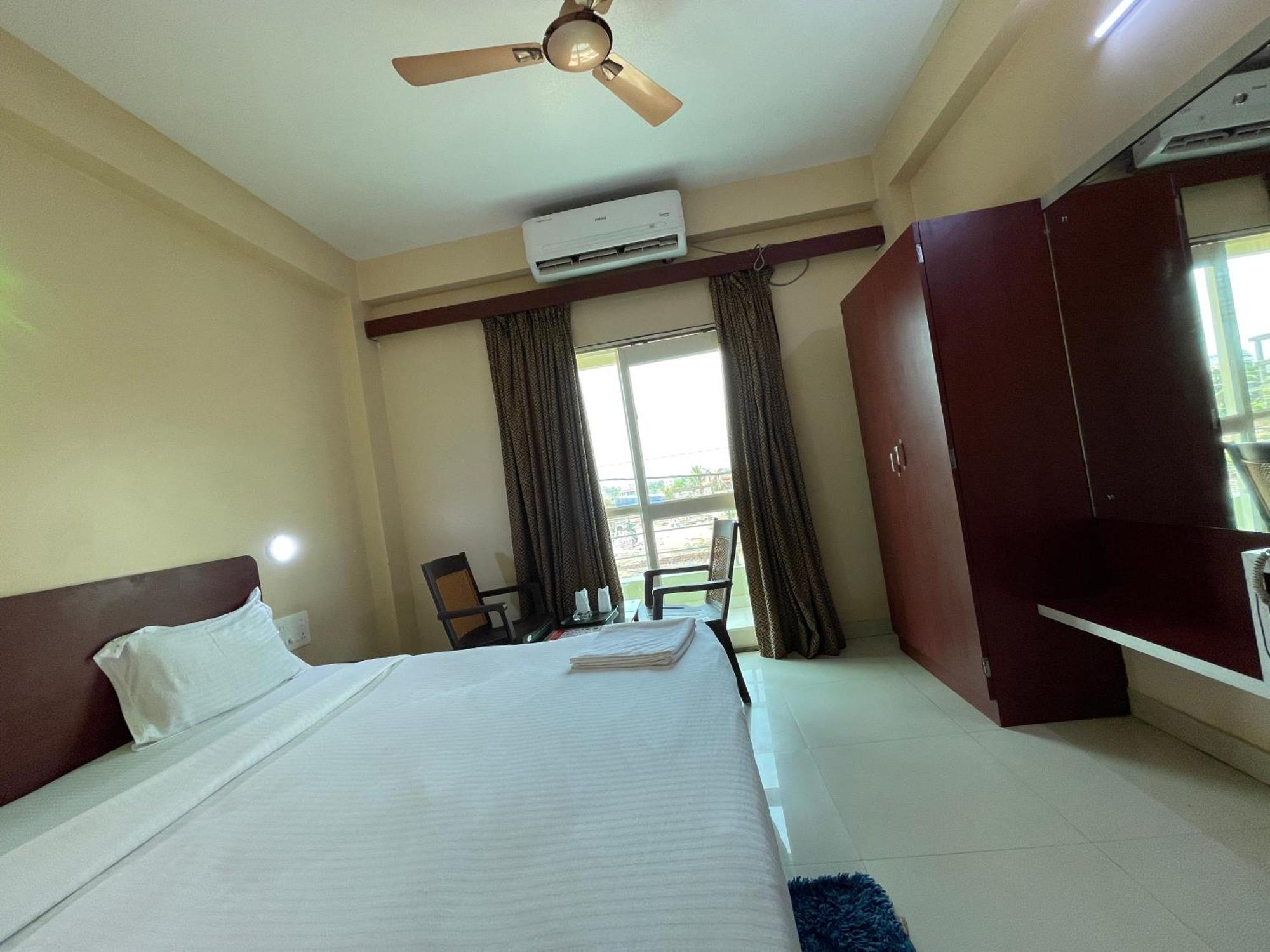 Hotel Golden Wave Puri Bagian luar foto