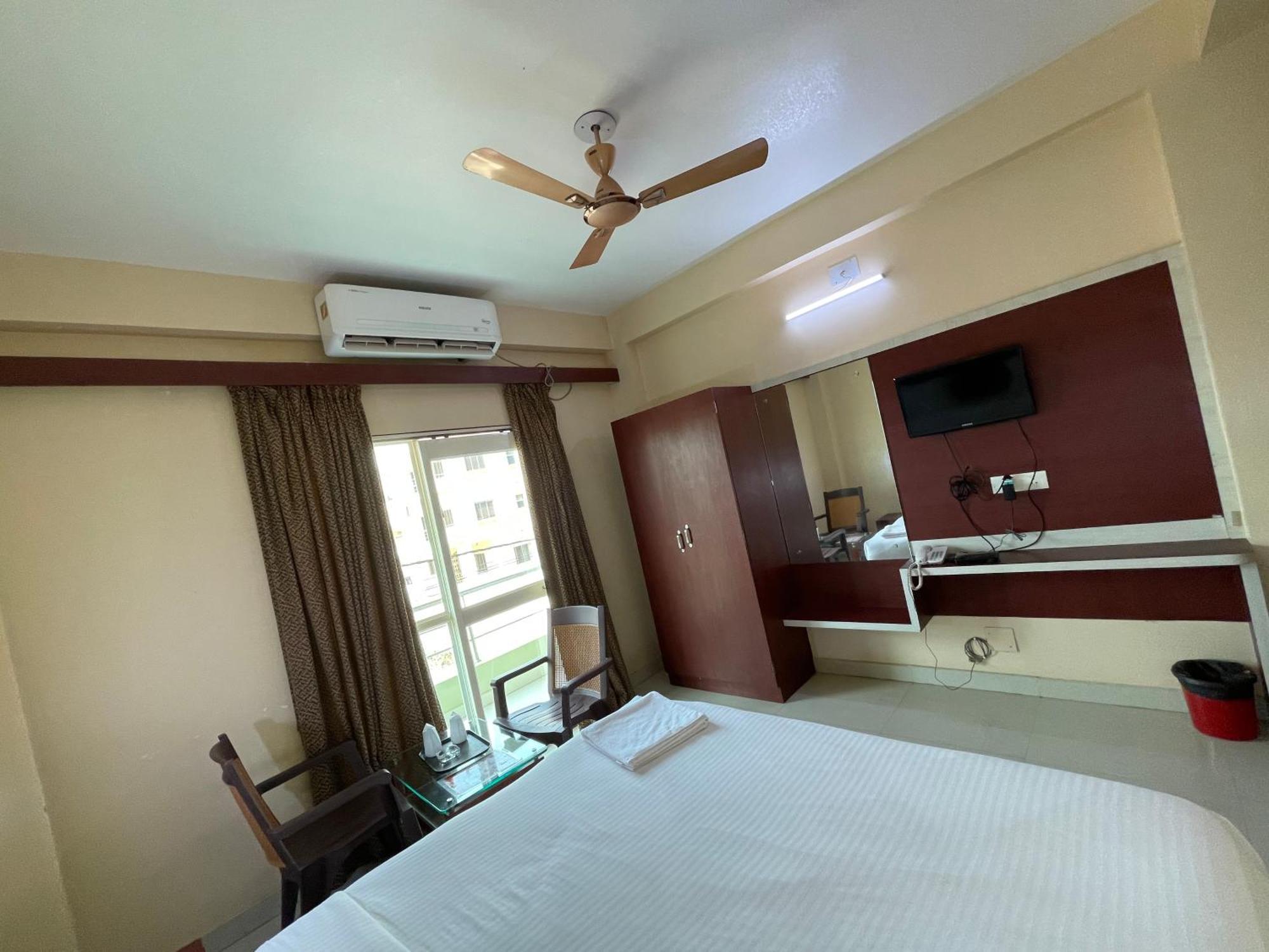 Hotel Golden Wave Puri Bagian luar foto
