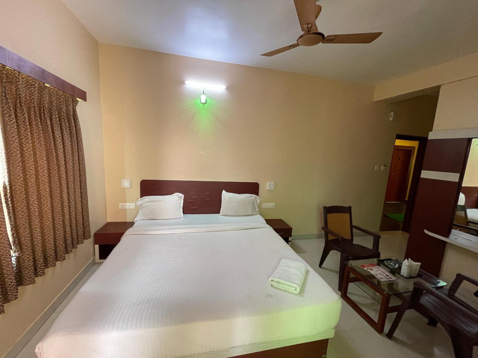 Hotel Golden Wave Puri Bagian luar foto