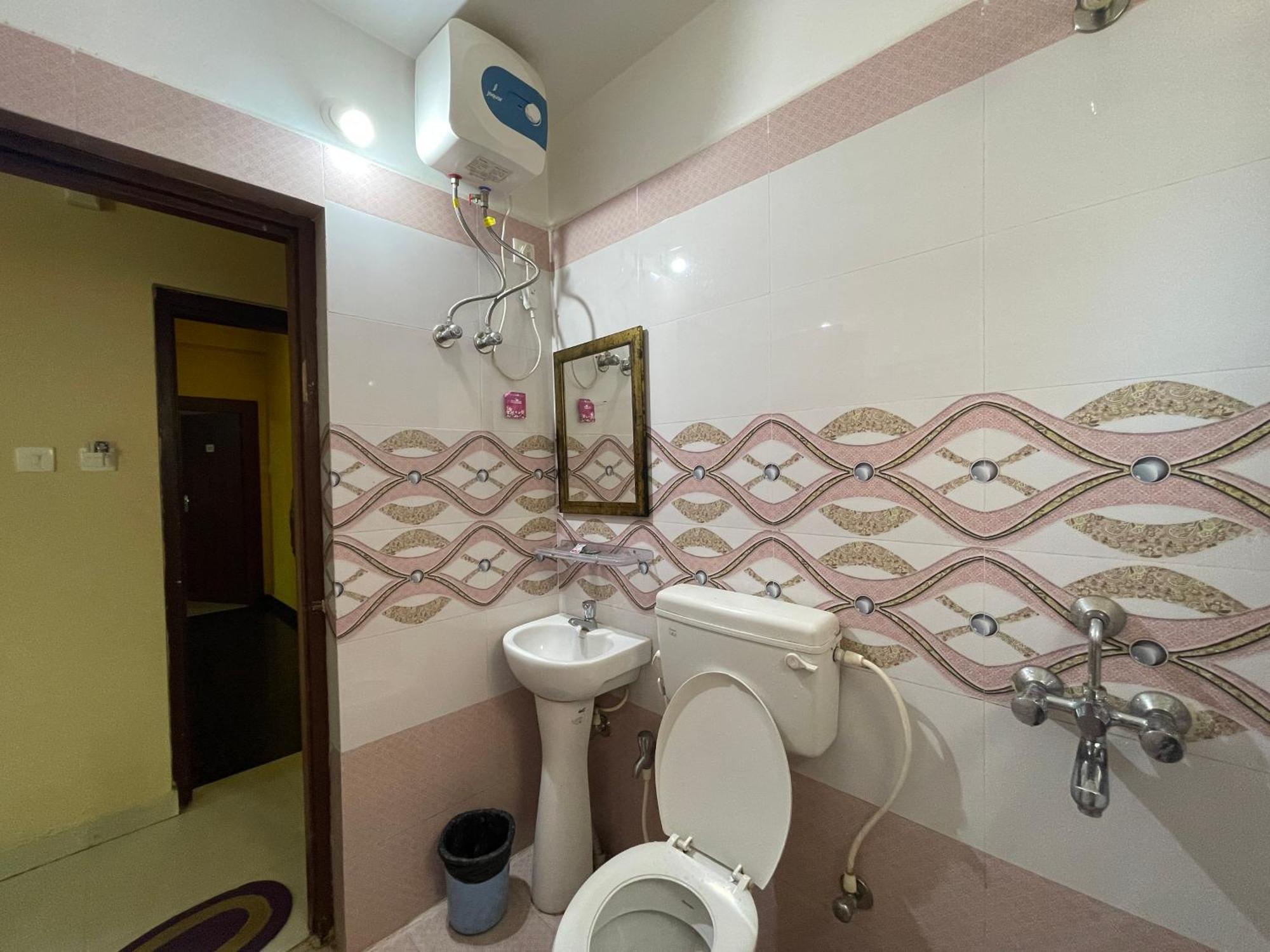 Hotel Golden Wave Puri Bagian luar foto